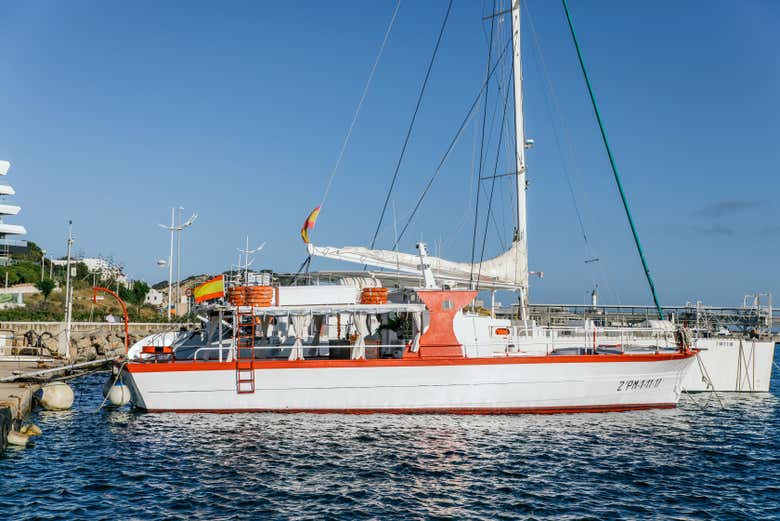 Bateau en bois amarré