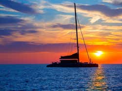 Catamaran au coucher du soleil