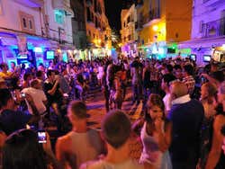 Défilé de gogos sur le port d'Ibiza