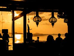 Coucher de soleil dans un restaurant