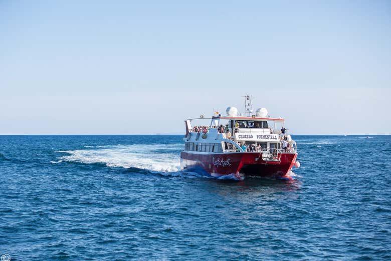 Ferry naviguant entre Santa Eulalia et Formentera